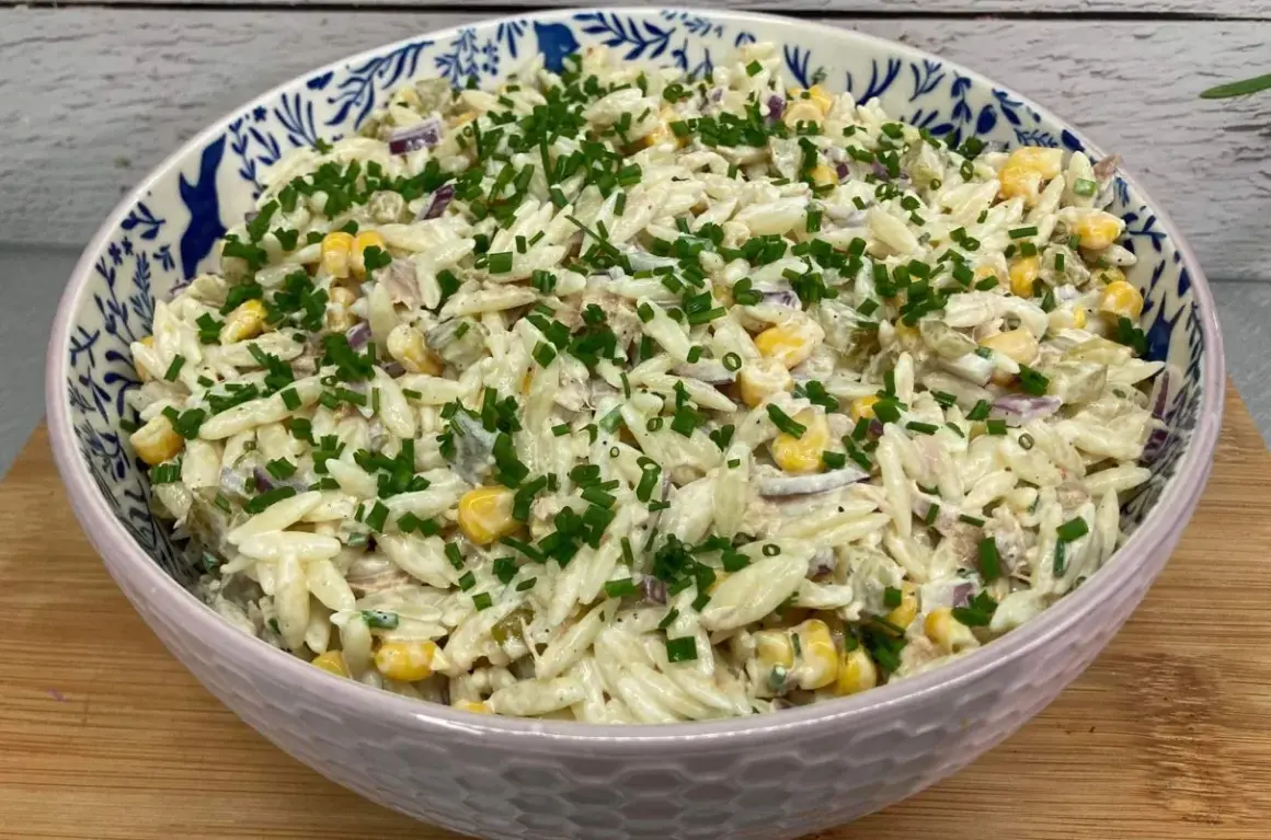 Boska sałatka z tuńczykiem i makaronem orzo, kukurydzą i szczypiorkiem. Idealna na szybki obiad.