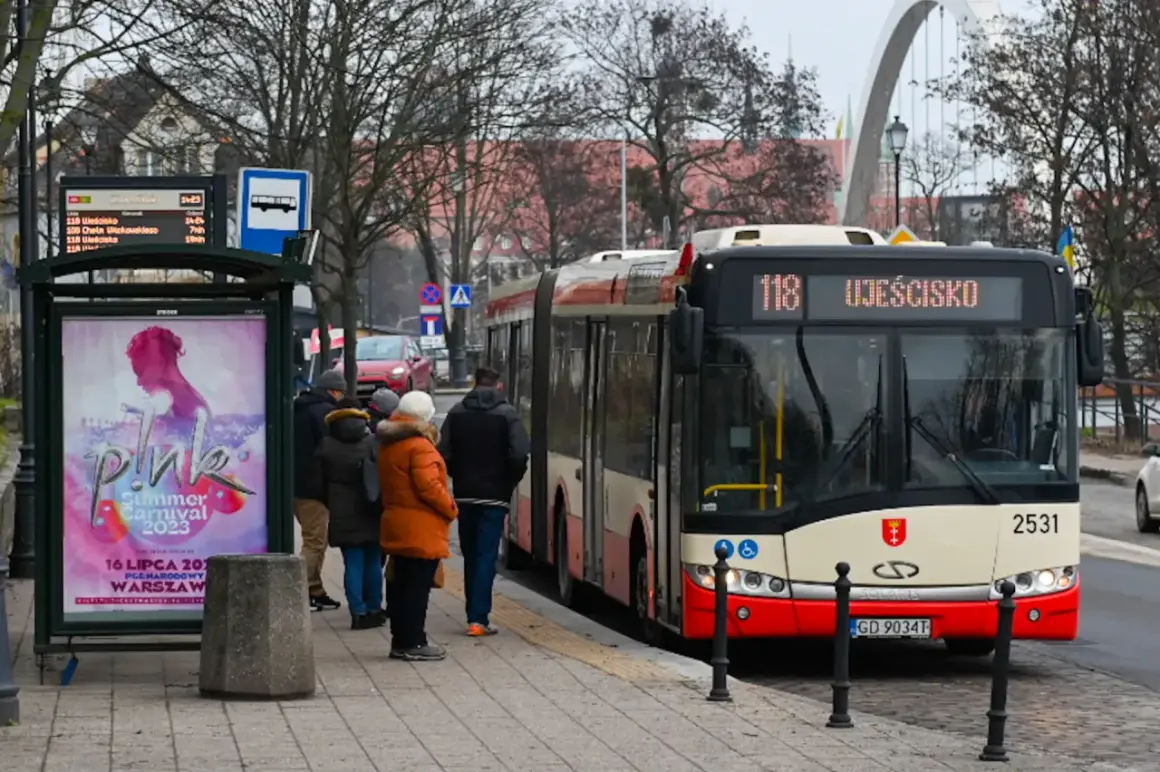 Autobus linii 118 Ujeścisko czeka na przystanku w Gdańsku. Ludzie czekają na zimowy dzień.
