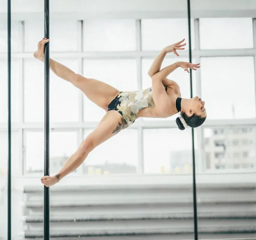 Pole dance dla początkujących: Idealny strój na rurkę?