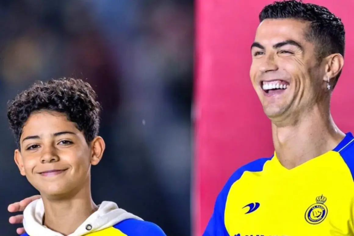 Uśmiechnięty Cristiano Ronaldo i jego syn, Cristiano Jr., w żółto-niebieskich strojach piłkarskich.