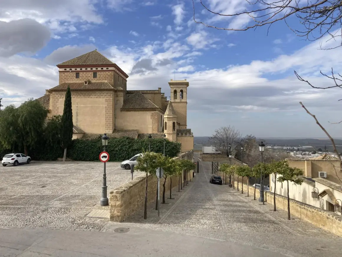 Iglesia y plaza empedrada, un lugar encantador que ver en Aguadulce.