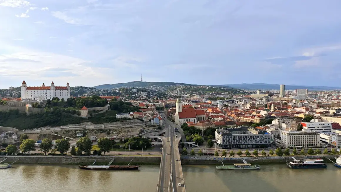 Widok na Bratysławę z zamkiem na wzgórzu i mostem nad Dunajem. Czy warto odwiedzić to miasto? Zdecydowanie tak!