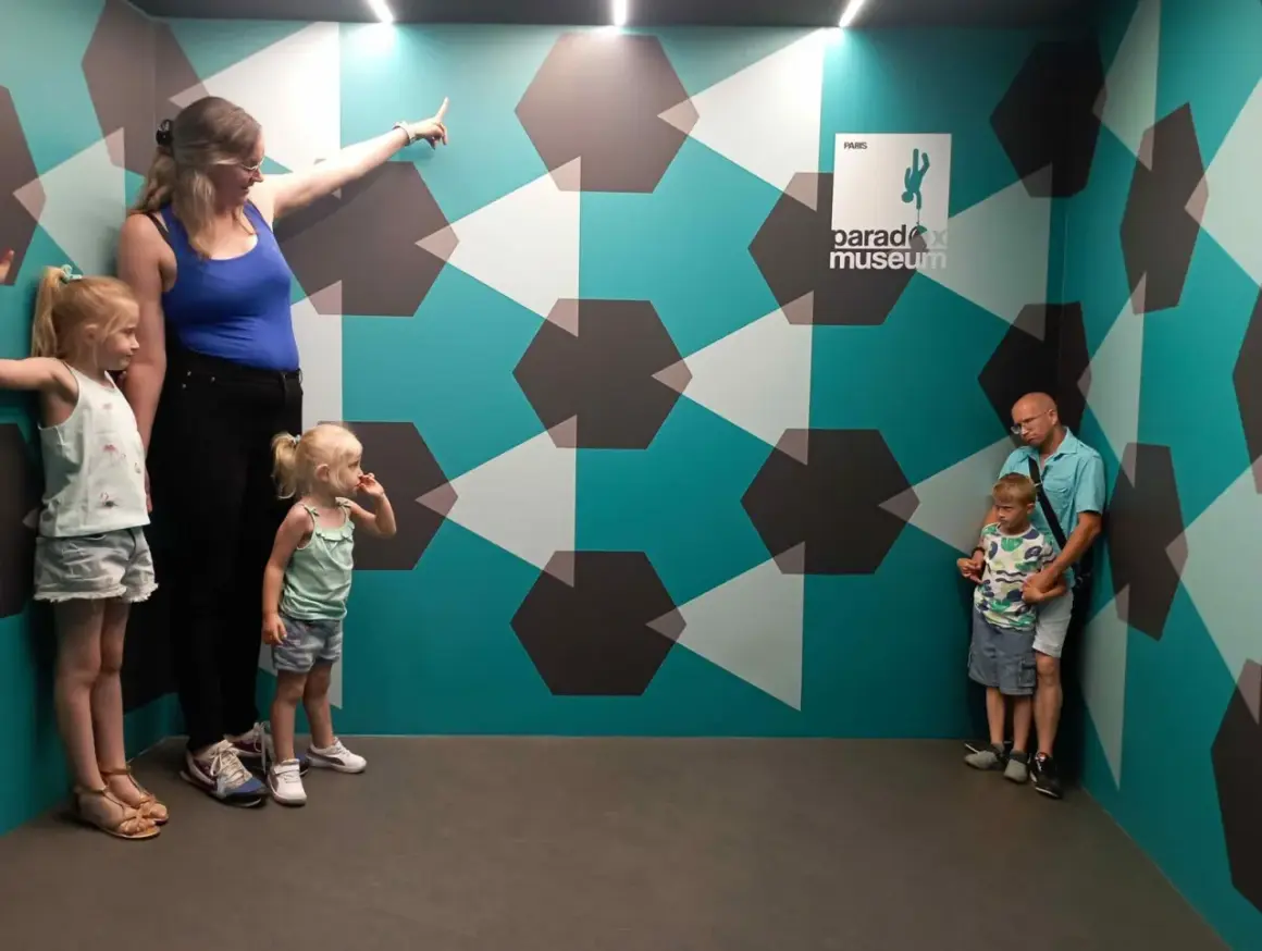 Famille explorant le Paradox Museum Paris, un lieu d'illusions optiques. Avis : une expérience amusante pour tous les âges.