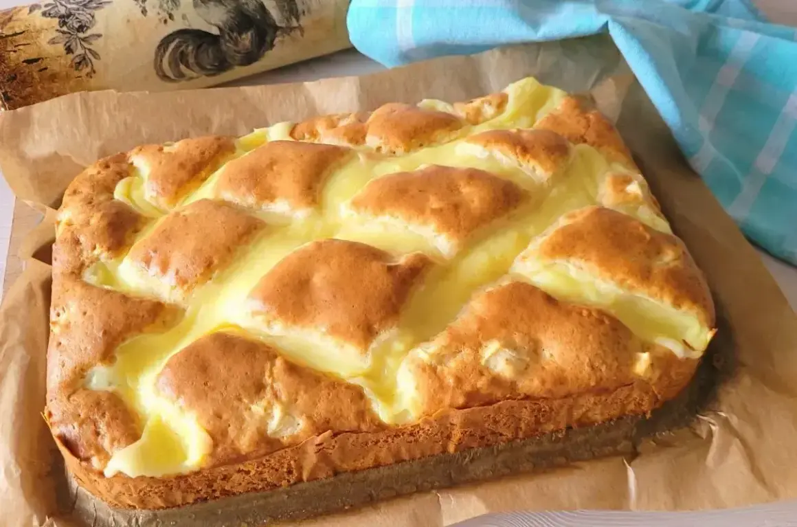 Wilgotne ciasto jogurtowe z budyniem, pieczone na papierze, z ozdobnym wałkiem w tle.