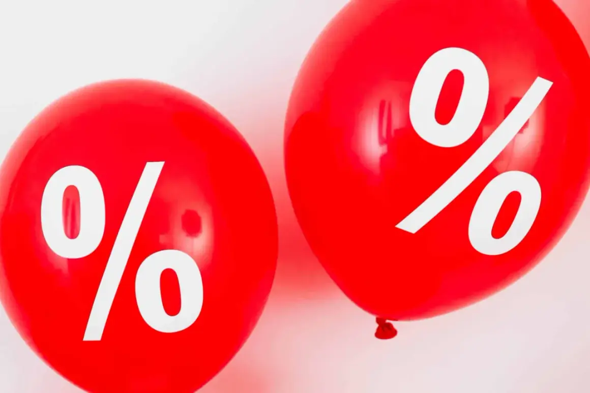Dwa czerwone balony z białymi symbolami procentów. Idealne na promocję, np. leasing 101 procent.