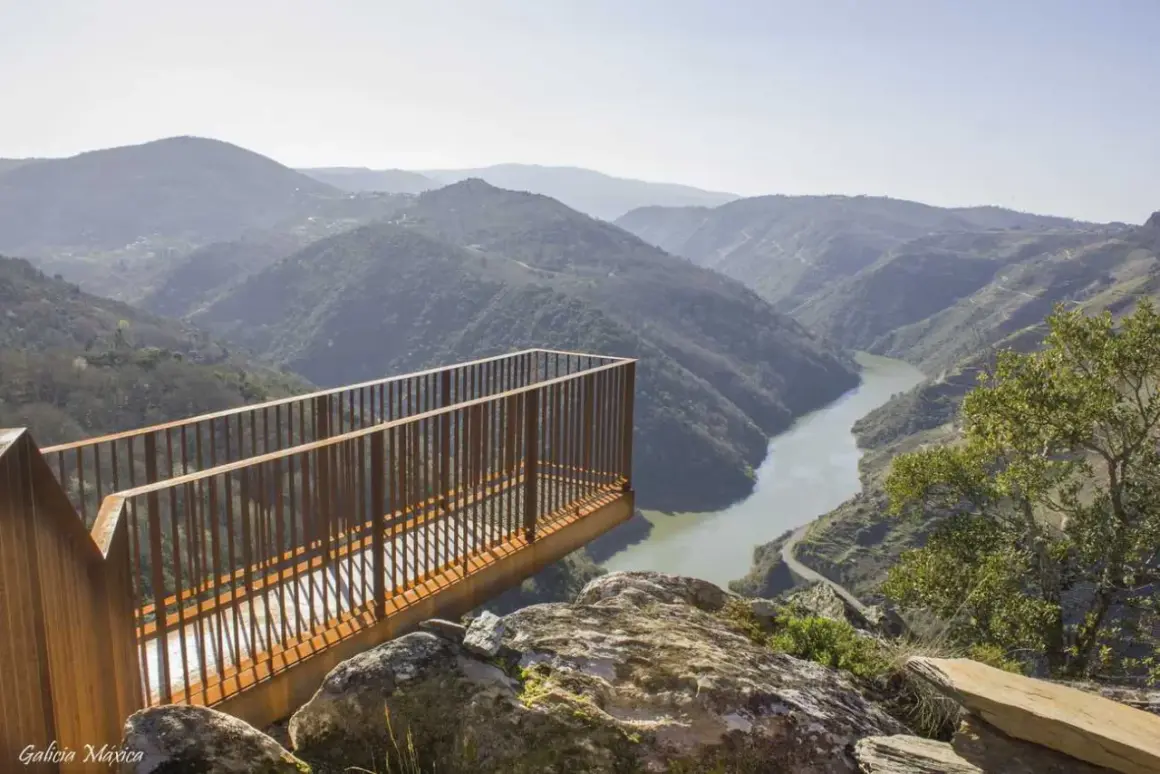 El mirador de Matacas ofrece vistas espectaculares de un río serpenteante entre montañas verdes.