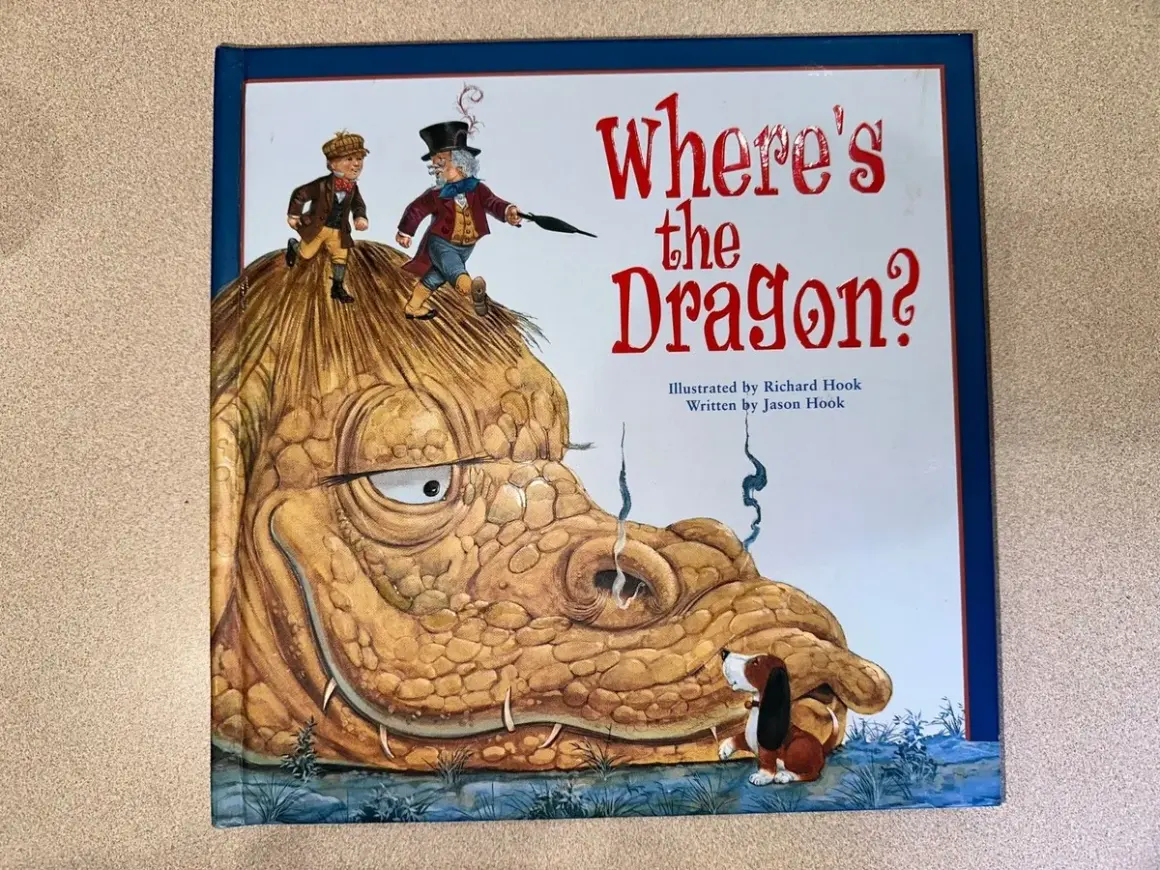 Okładka książki "Where's the Dragon?" z dwoma chłopcami na głowie smoka i psem.