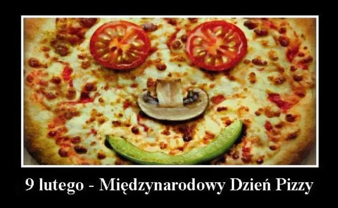 Uśmiechnięta pizza z pomidorów, pieczarki i papryki. Świętujemy Międzynarodowy Dzień Pizzy!