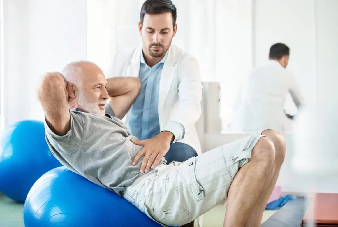 Un homme âgé fait des exercices avec un kinésithérapeute pour traiter l'incontinence urinaire chez l'homme.