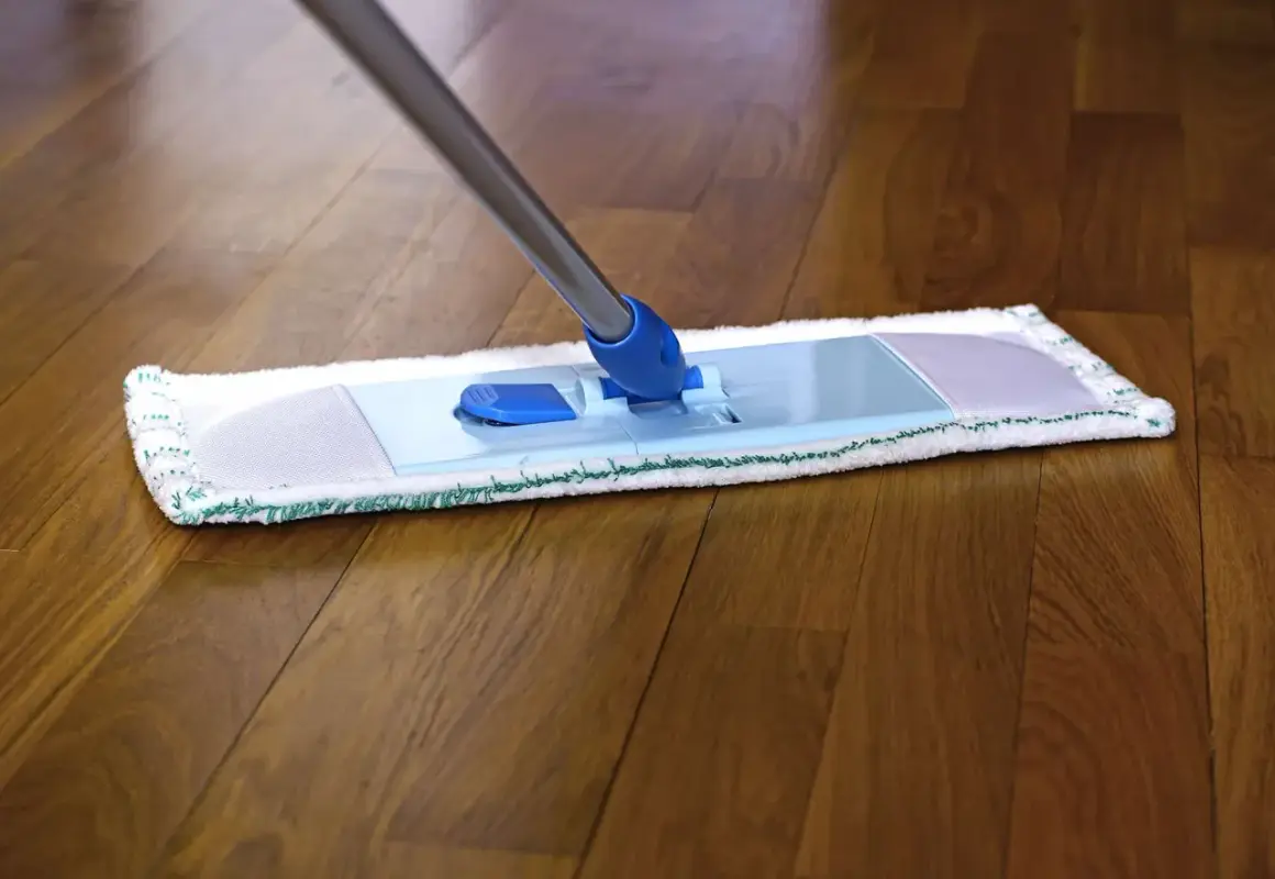 Mop na drewnianym parkiecie. Dowiedz się, czym myć parkiet żeby się błyszczał i nadać mu blask.