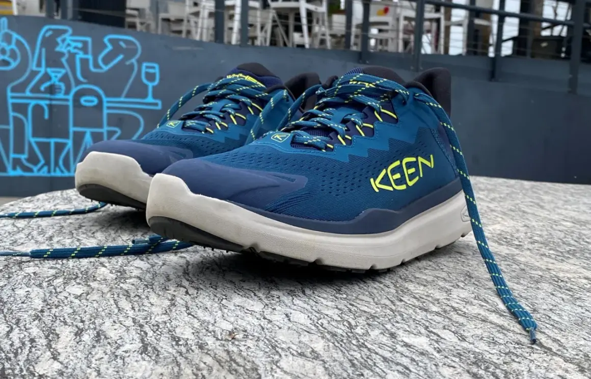 Niebieskie buty Keen z żółtymi akcentami, idealne na wędrówki. Keen to firma znana z wytrzymałego obuwia outdoorowego.