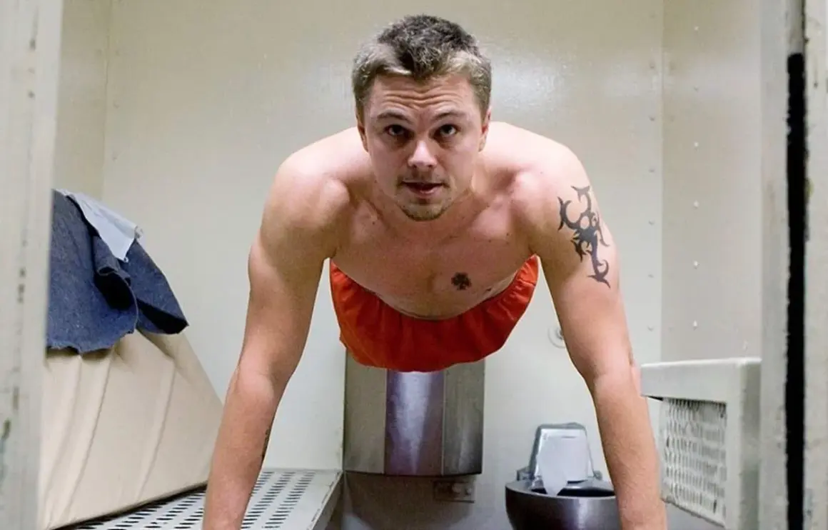 Leonardo DiCaprio gör armhävningar i ett fängelse. En scen från filmer med Leonardo DiCaprio.