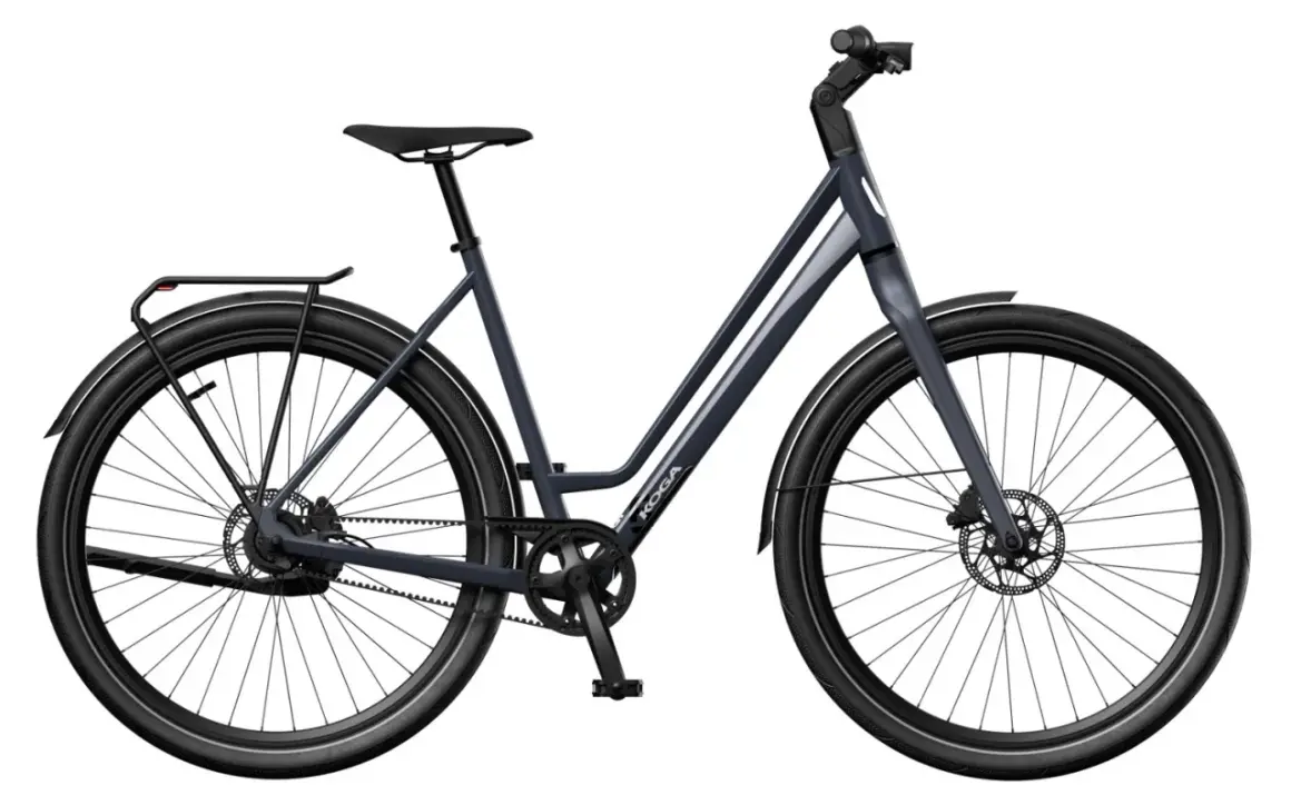 Strakke, donkerblauwe snelle stadsfiets voor heren met riemaandrijving en schijfremmen. Ideaal voor woon-werkverkeer.
