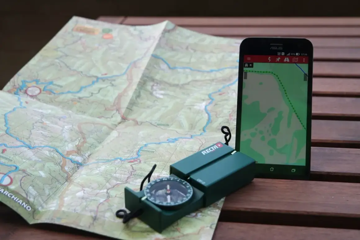 Mappa, bussola e smartphone con navigazione: strumenti essenziali per ogni way point.