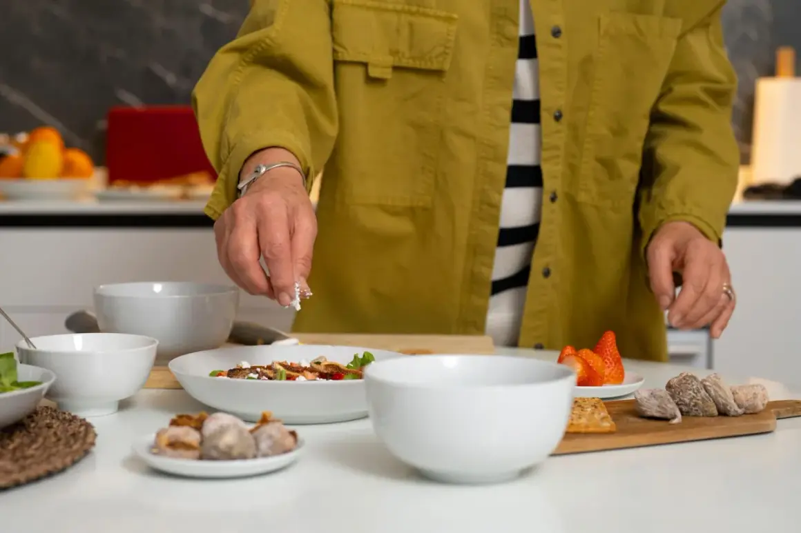 Une personne prépare une salade. Si vous cherchez par quoi remplacer du vin blanc dans une recette, pensez à des ingrédients frais et savoureux comme ceux présentés.