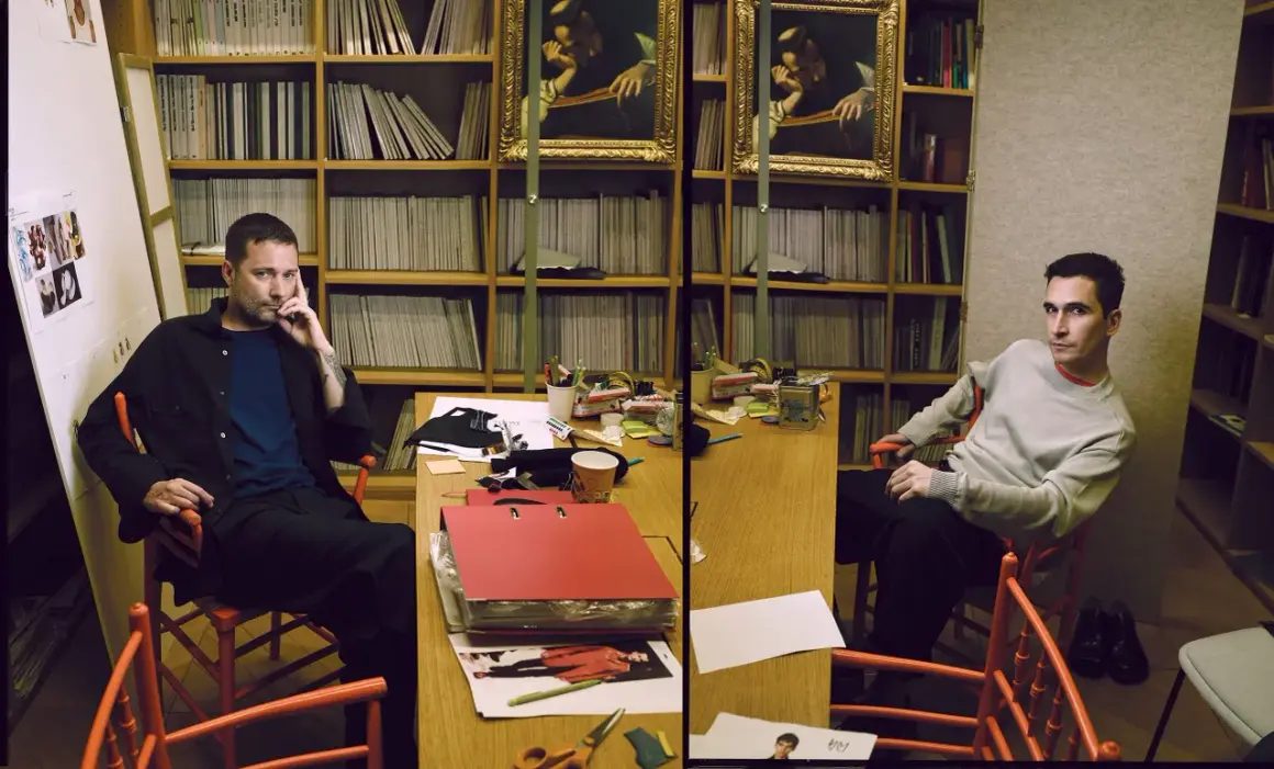 Lázaro Hernández, rodeado de libros y bocetos, reflexiona en su estudio.