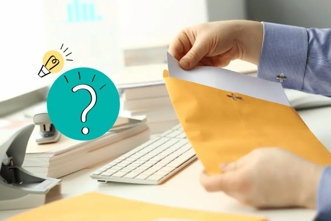 Mani che aprono una busta gialla, con un punto interrogativo e una lampadina che simboleggiano la domanda: ogni quanto arriva la bolletta della luce?