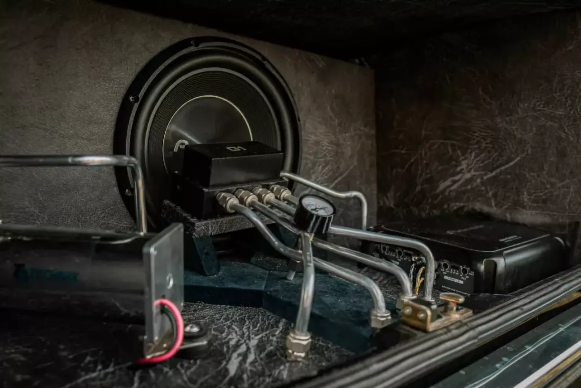 System audio w bagażniku: subwoofer, wzmacniacz Pioneer i manometr. Dowiedz się, jak podłączyć wzmacniacz samochodowy.