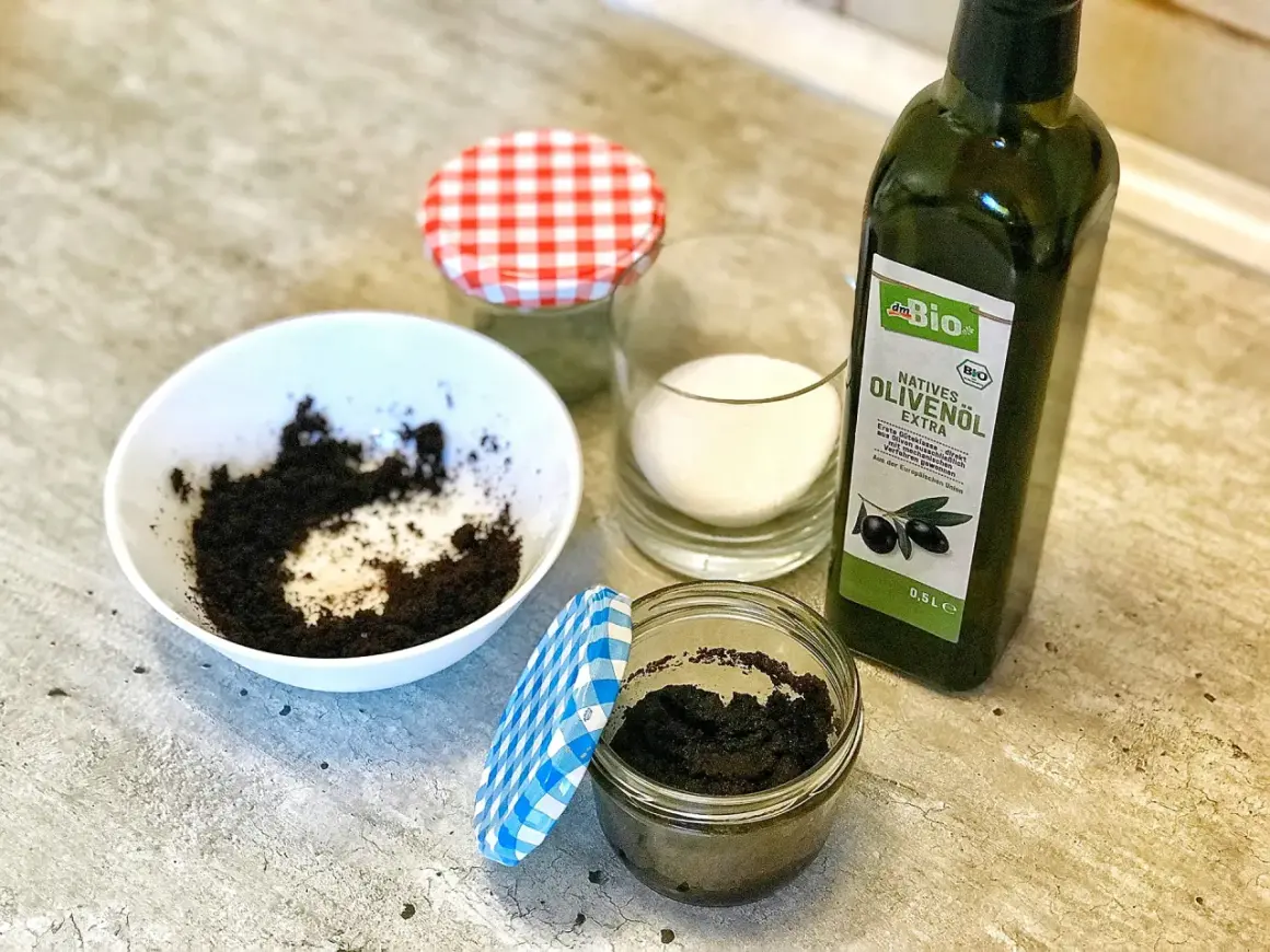 Zutaten für einen Sugar Scrub selber machen: Kaffeesatz, Zucker und Olivenöl.