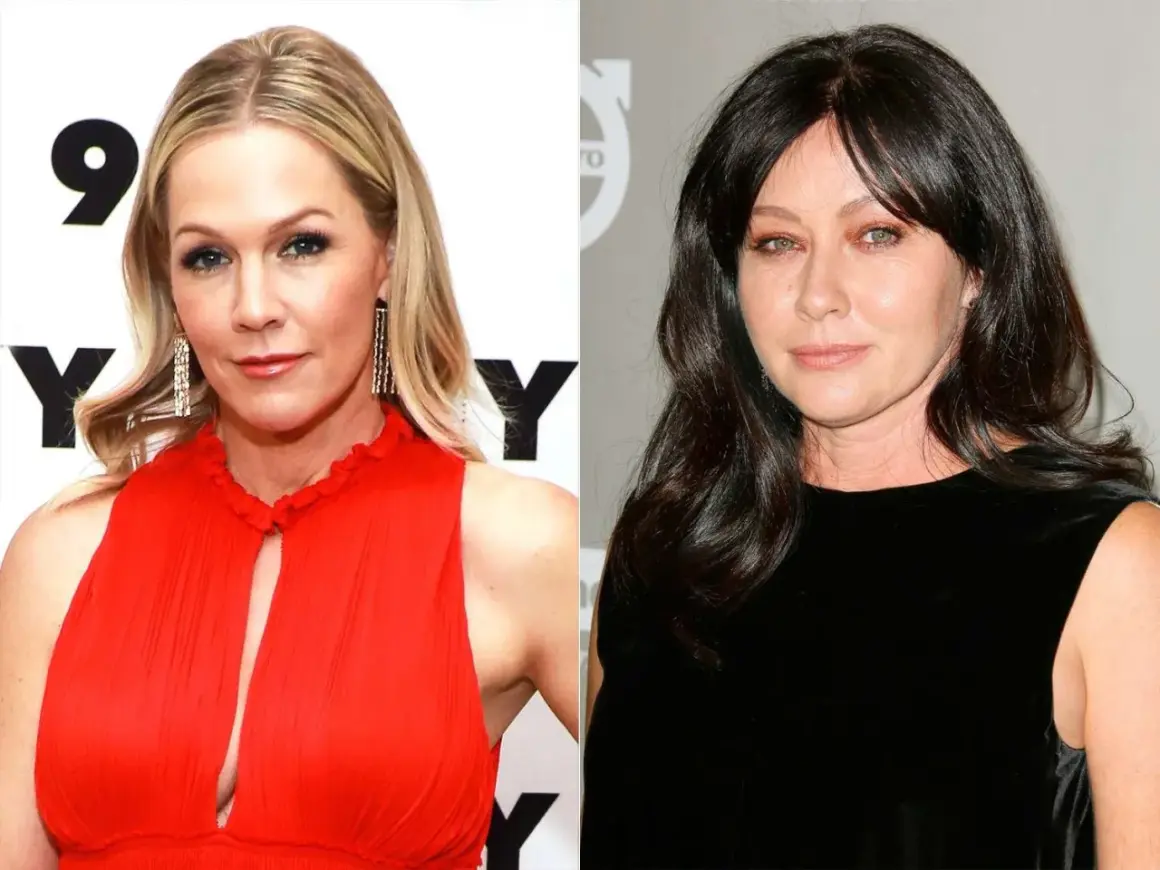 En bild i två delar: Jennie Garth i rött och Shannen Doherty i svart. De är båda kända skådespelerskor, kanske som bästa maka eller vänner.