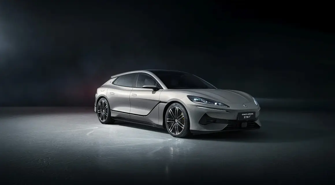 Elegancki, srebrny Denza Z9 GT z futurystycznym designem stoi na ciemnym tle.
