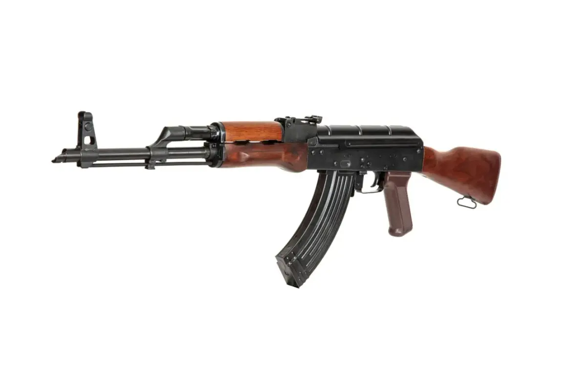 Rifle de airsoft con culata y guardamanos de madera, listo para la acción de un airsoft sniper.