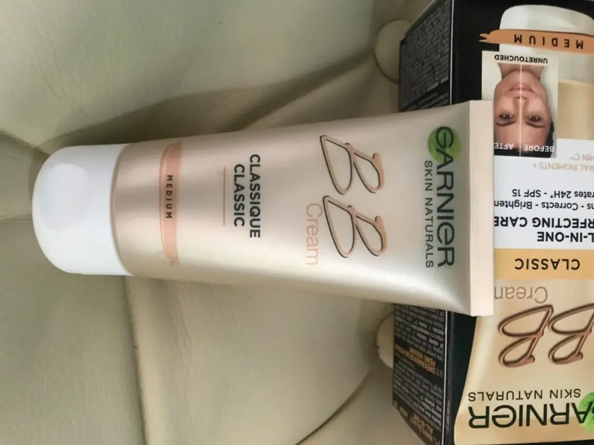 Tuba z kremem BB Garnier Skin Naturals w odcieniu Medium, obok opakowania produktu.
