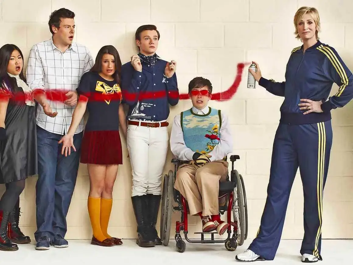 Rollistan i Glee, med Sue Sylvester som sprayar rött på väggen.