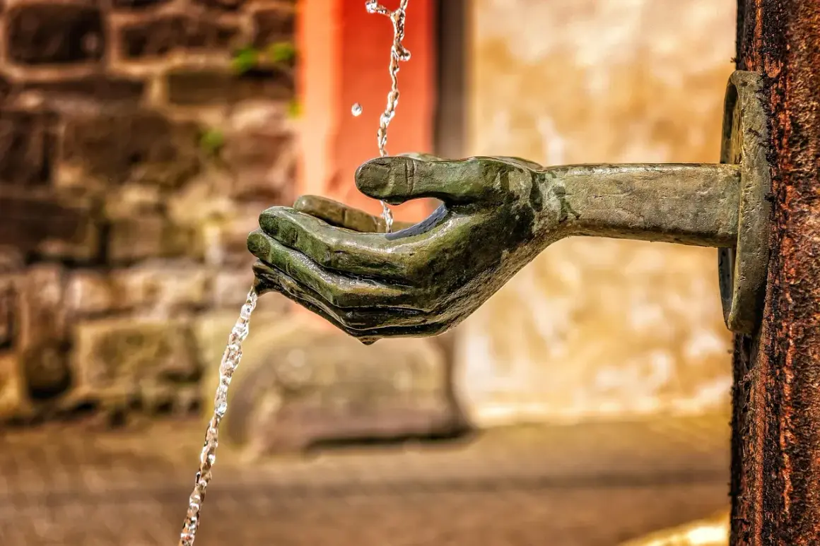 Bronzene Hände fangen Wasser auf, ein Symbol dafür, dass die auf den Herrn harren, neue Kraft schöpfen.