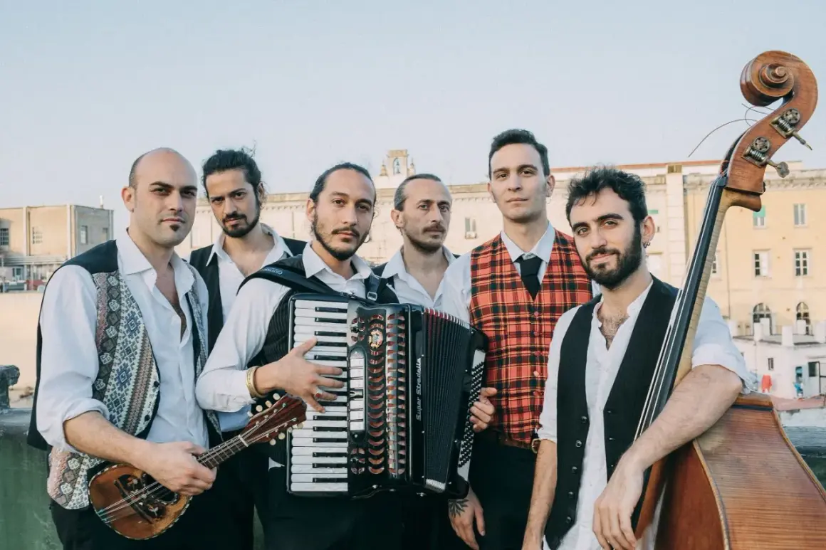 Un gruppo di musicisti napoletani con mandolino, fisarmonica e contrabbasso, pronti a far rivivere le melodie dei gruppi napoletani famosi.