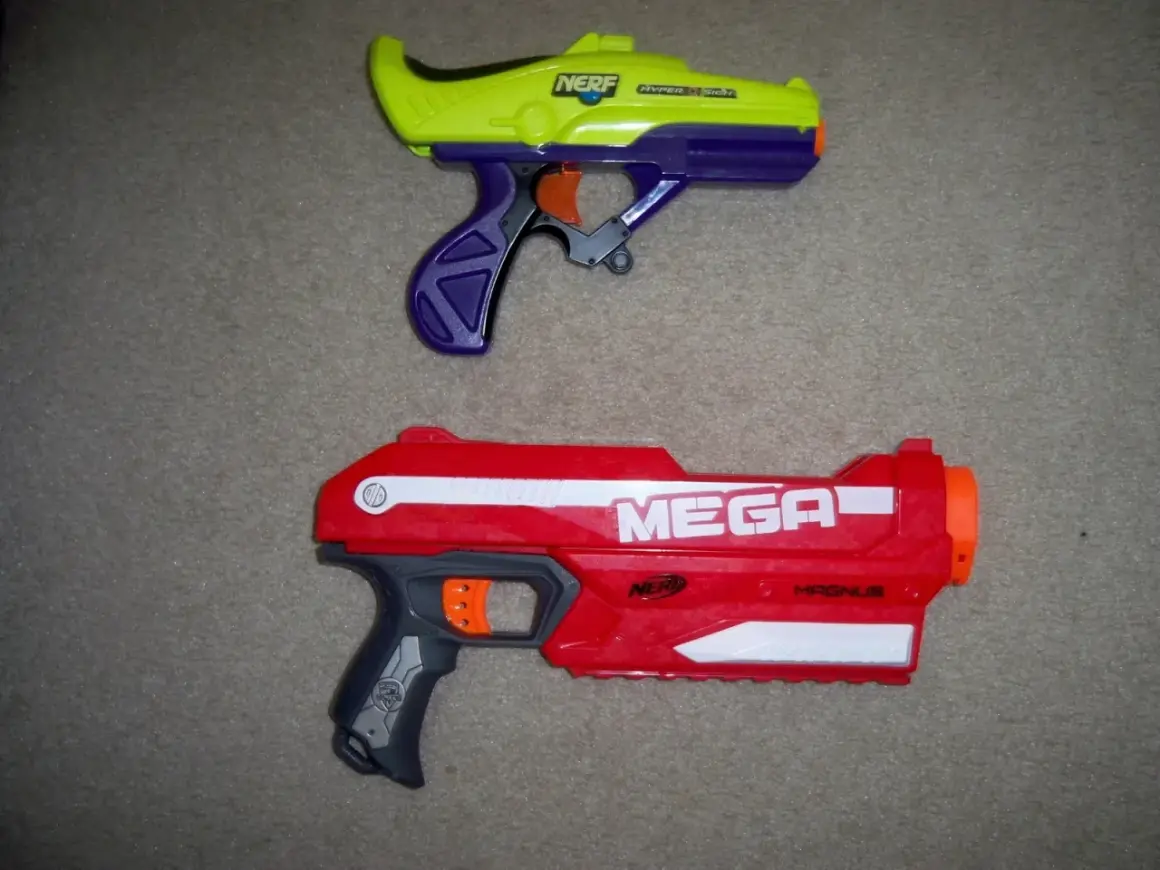 Dwa pistolety Nerf: żółto-fioletowy i czerwony Nerf Magnus.