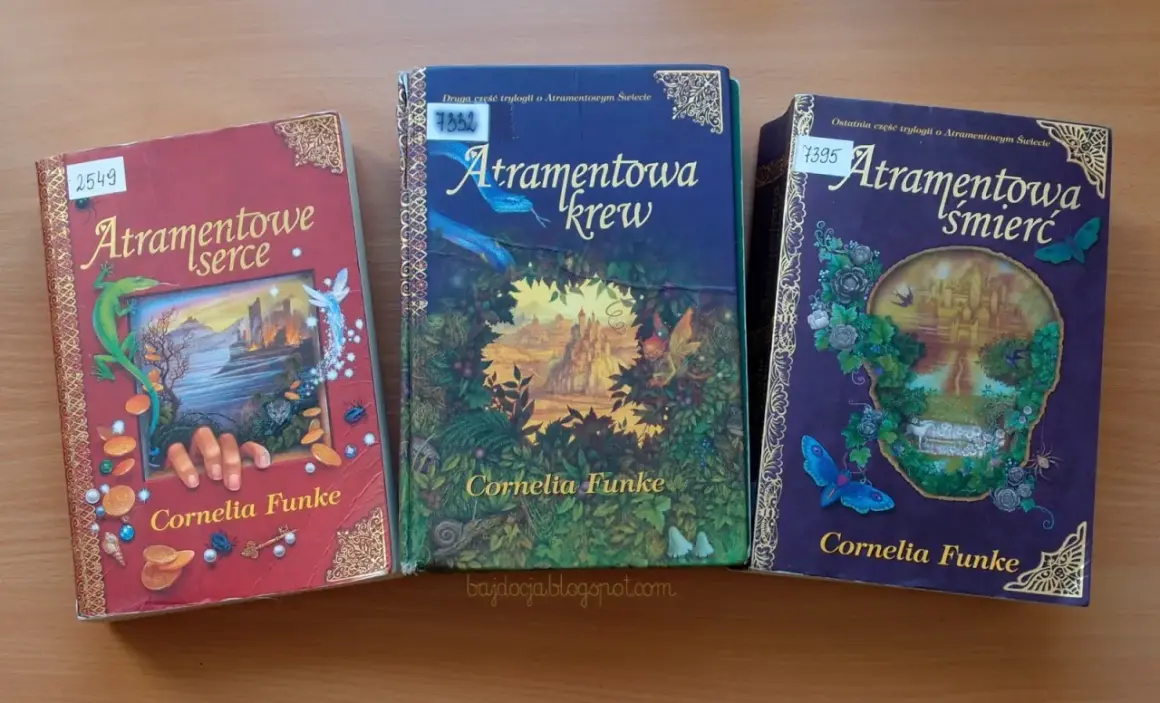 Trzy książki z serii "Atramentowy Świat" Cornelii Funke: "Atramentowe serce", "Atramentowa krew" i "Atramentowa śmierć".