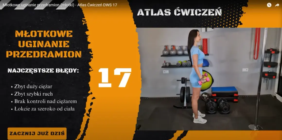 Kobieta wykonuje ćwiczenie hammer curl z różowymi hantlami. Na ekranie widnieje napis "Młotkowe uginanie przedramion".