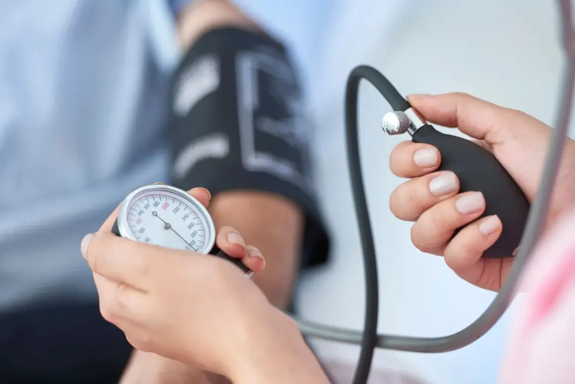 Mesure de la tension artérielle, un examen clé pour surveiller l'hypertension. L'eau adoucie peut jouer un rôle dans la gestion de cette condition.