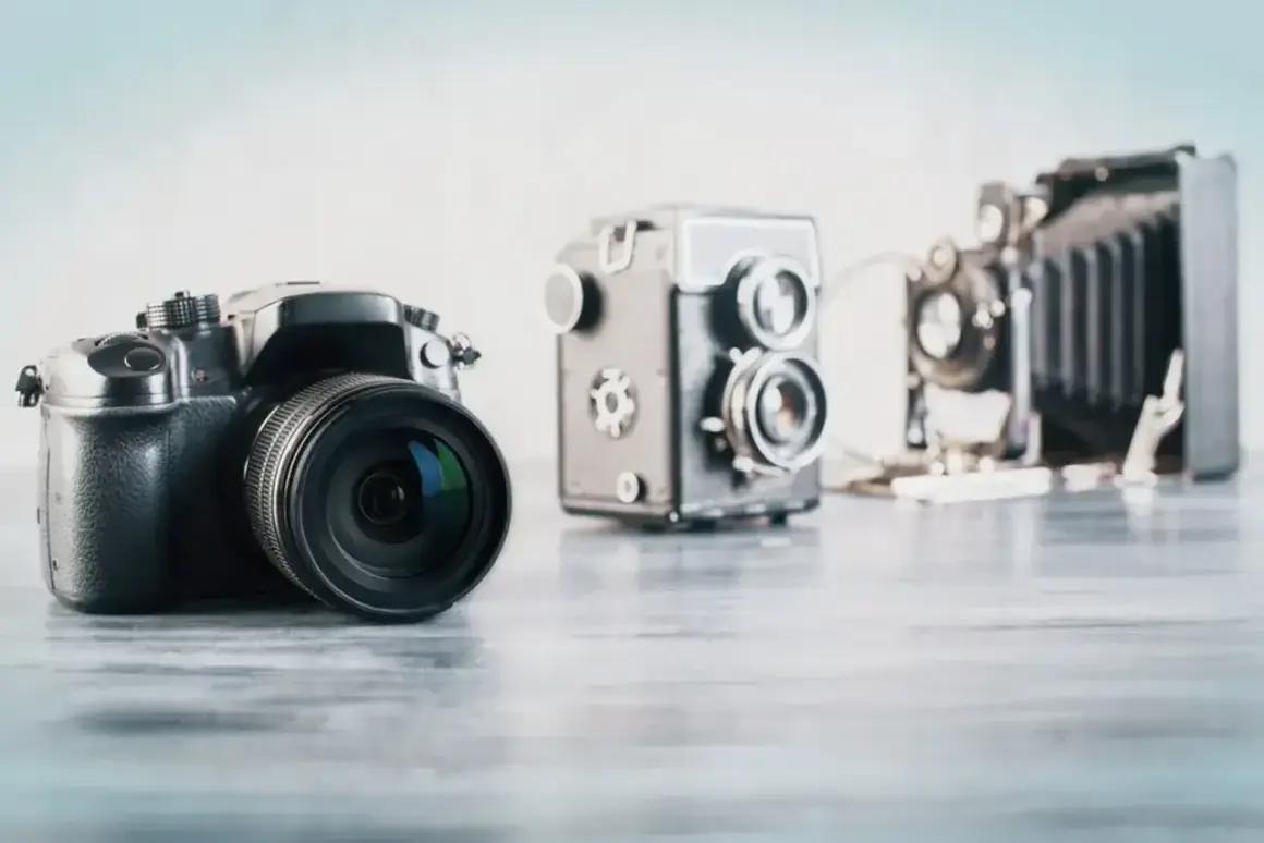 Od nowoczesnego aparatu po zabytkowe modele – historia pokazuje, kiedy wynaleziono aparat fotograficzny, odzwierciedlając ewolucję technologii.