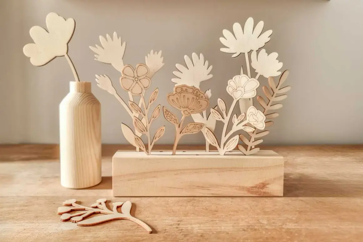 Un joli support bois à décorer, avec des fleurs et des feuilles découpées, prêt à être personnalisé pour un bouquet printanier.