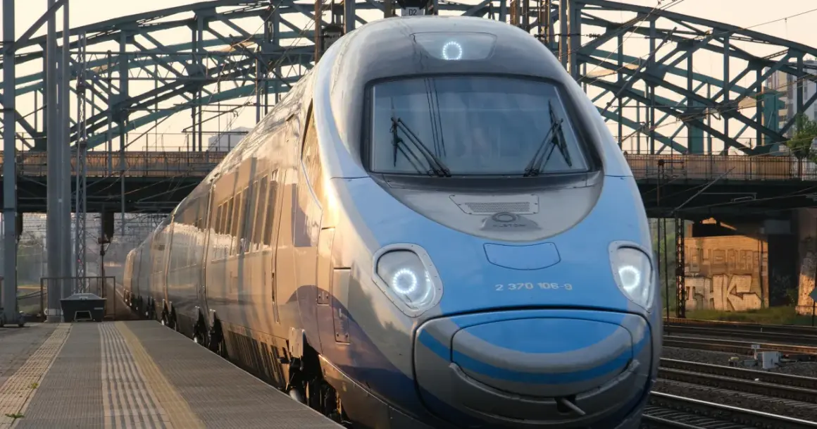 Pendolino nad morze cennik: szybki pociąg PKP Intercity czeka na pasażerów na peronie.