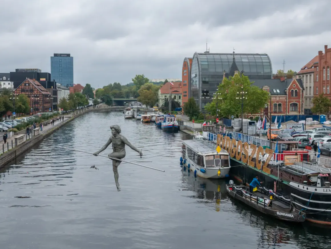 Bydgoszcz oferuje nietypowe atrakcje, jak rzeźba na linie nad Brdą, statki i zabytkowa zabudowa.