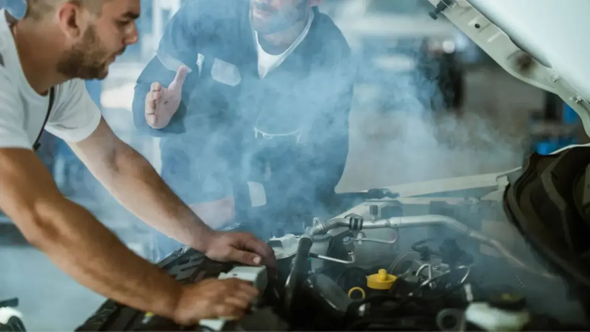 Objawy przegrzania silnika: Co robić, by uratować auto i portfel?