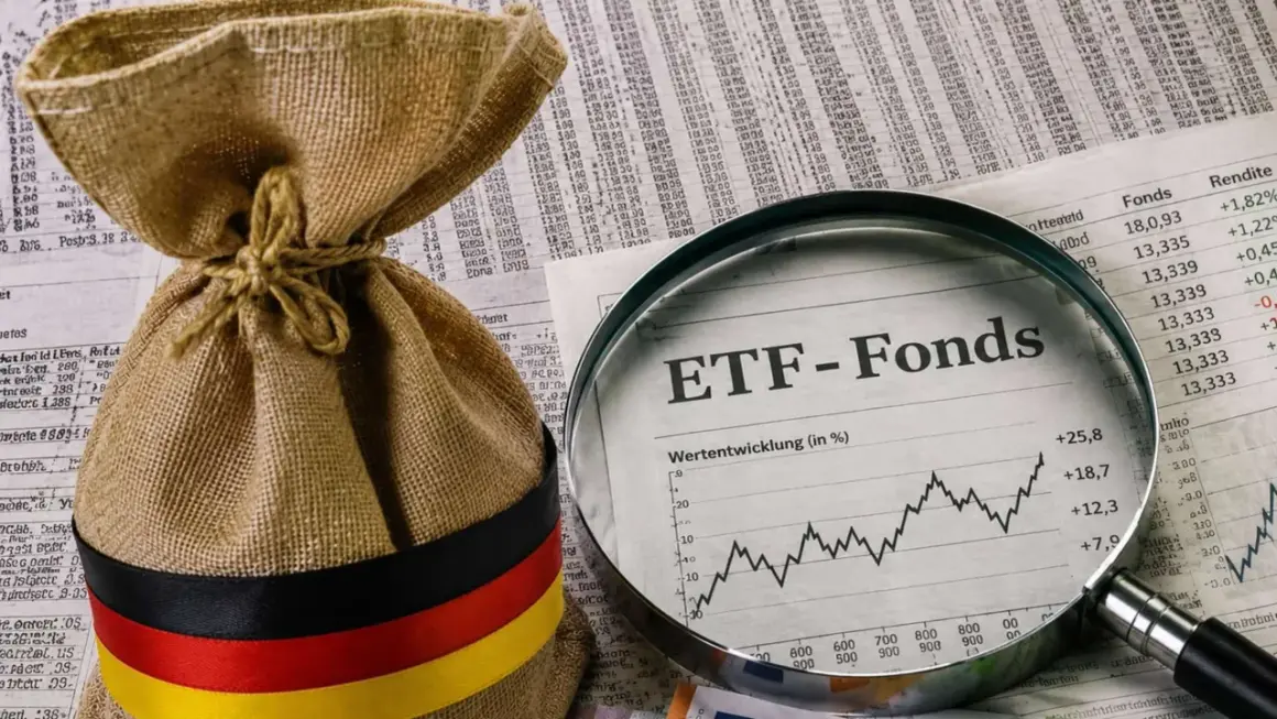 Ein Säckchen mit deutscher Flagge und Lupe auf Finanznachrichten. Ein ETF Riester-Sparplan könnte hier eine Rolle spielen.