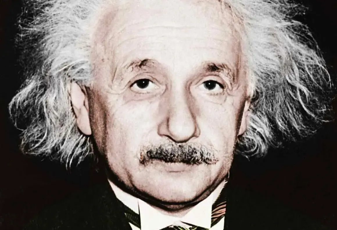 Portret Alberta Einsteina z charakterystyczną fryzurą i wąsami. Choć nie ma dokładnych danych, ile iq ma Einstein, jego geniusz jest niezaprzeczalny.