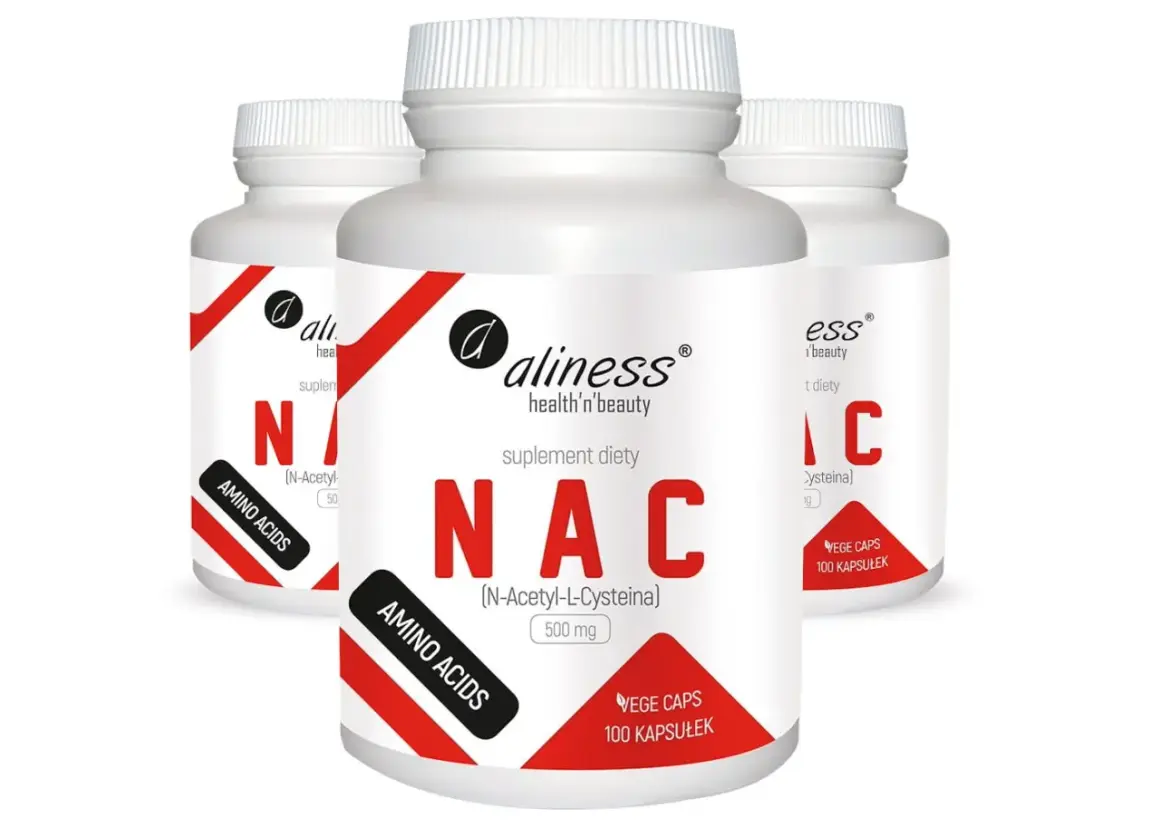 Trzy białe opakowania suplementu diety Aliness NAC (N-Acetyl-L-Cysteina) 500 mg, z czerwonymi akcentami i napisem "AMINO ACIDS".