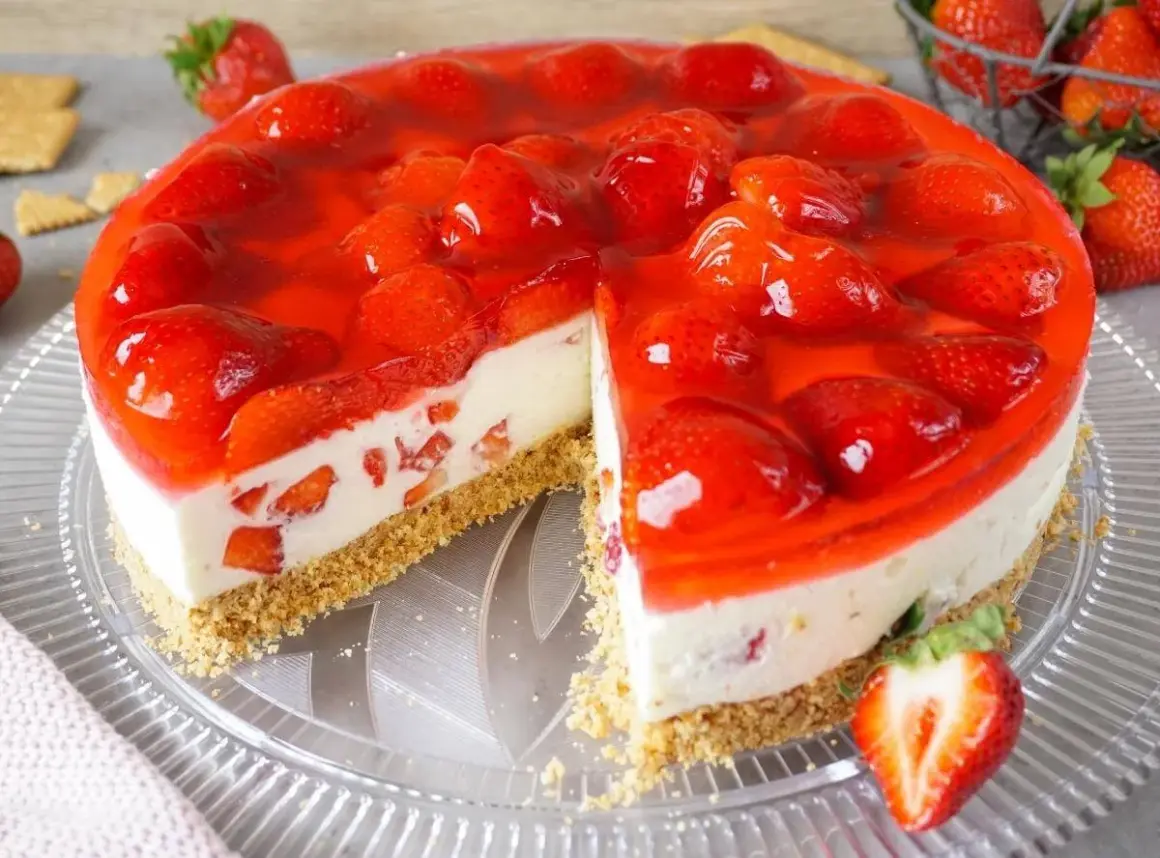 Saftige Erdbeertorte mit Frischkäsefüllung und rotem Tortenguss. Ein Traum für alle, die beste Torten Rezepte lieben!