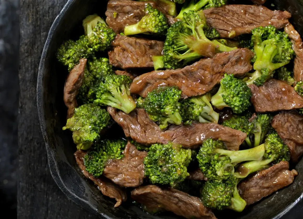 Pyszna pręga wołowa duszona z chrupiącym brokułem w sosie.