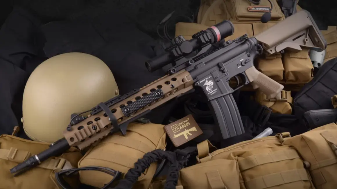 Equipación airsoft completa: réplica de fusil M4 con mira, casco táctico, chaleco y accesorios.
