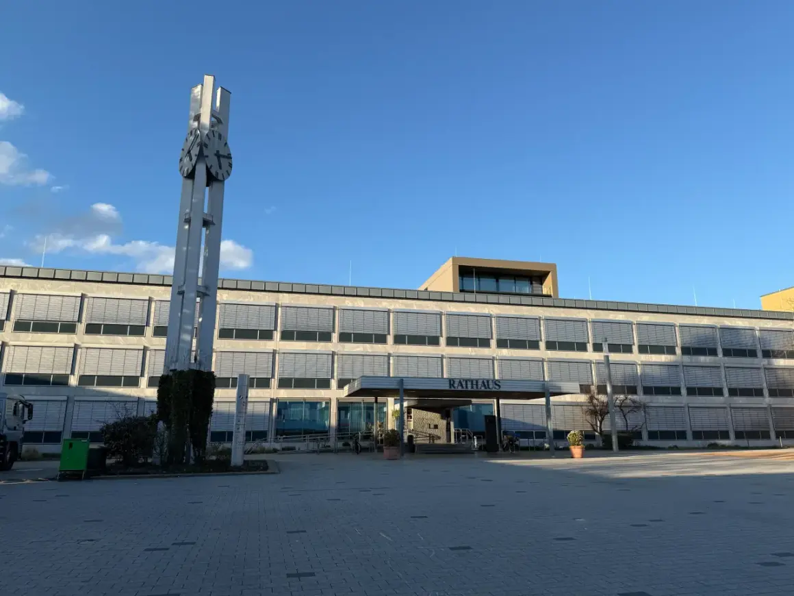 Ein modernes Rathaus mit einem markanten Uhrenturm, bereit für die städtischen Veranstaltungen heute.