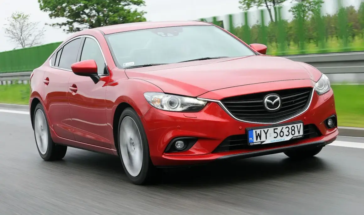 Czerwona Mazda 6 2.0 benzyna w ruchu drogowym.