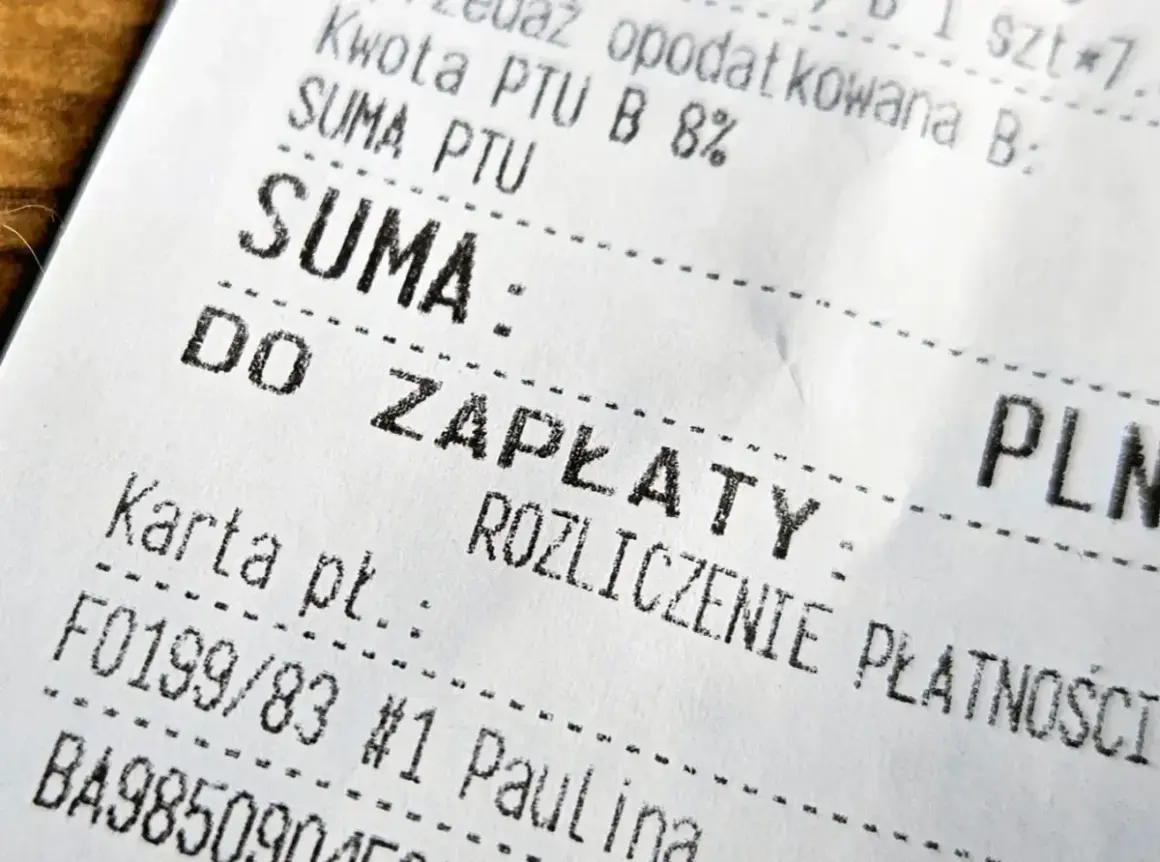 Fragment faktury uproszczonej z napisem "SUMA: DO ZAPŁATY". Widoczna kwota PTU i rozliczenie płatności kartą.