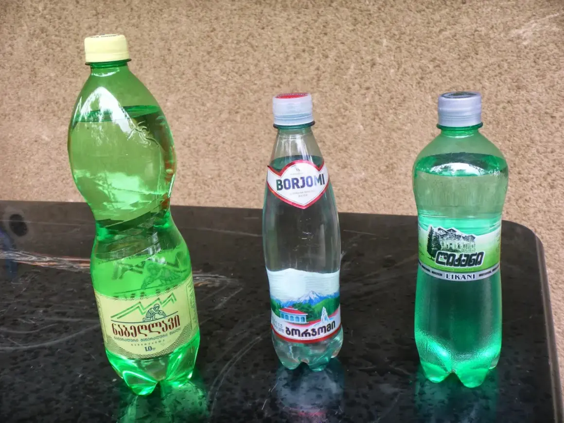 Trzy butelki gruzińskiej wody: Borjomi, Nabeglavi i Likhani.