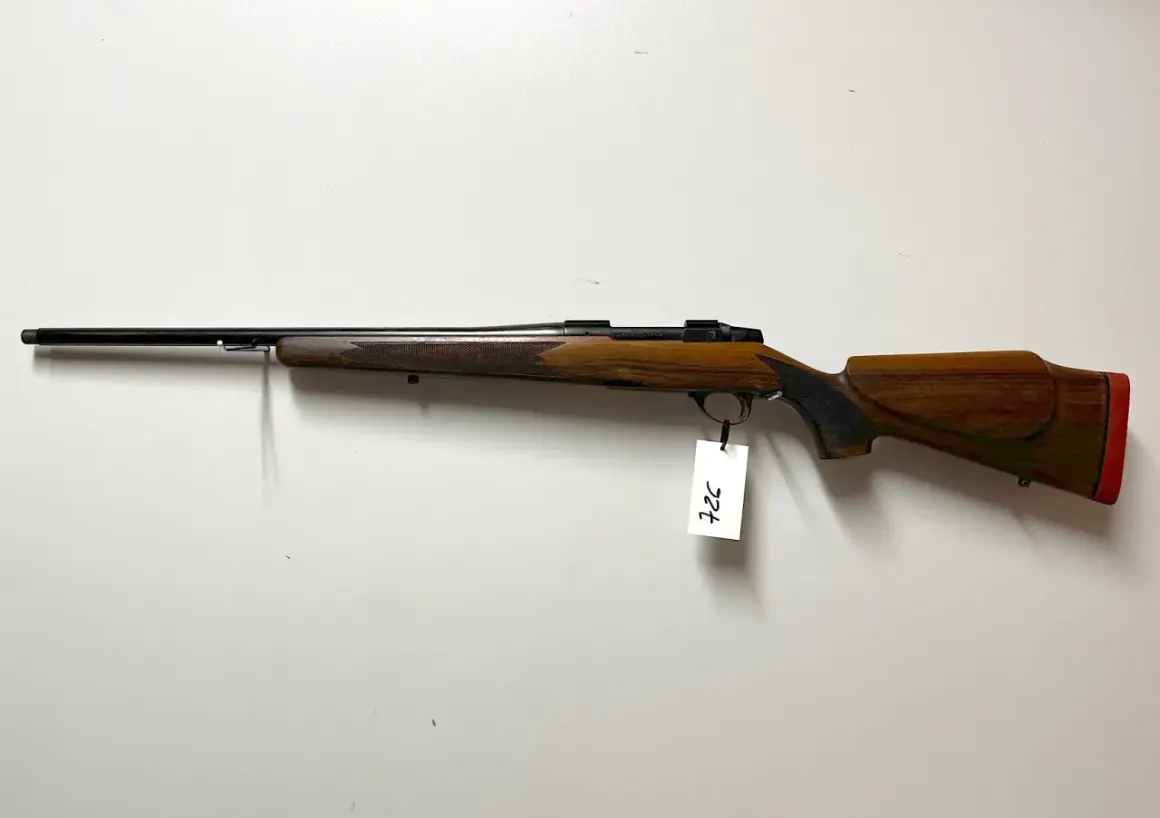 Elegancki karabin z drewnianą osadą, idealny do polowań. Kaliber 243 win.